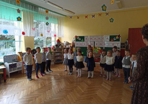 Przedszkolaki śpiewają piosenkę Dzień Kobiet